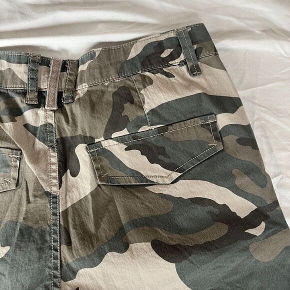CHARLIE B Cuffed Cargo Shorts Green Tan Camo Zipper Pockets Womens 28 Waist - Picture 8 of 11